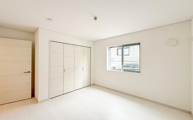 【リビング以外の居室】各居室に収納スペースを確保し、見た目もすっきり。限られた空間を最大限に活かした、使い勝手のよい快適な設計です。