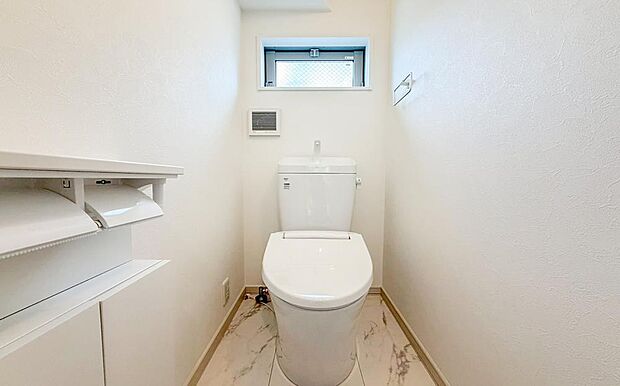 【トイレ】落ち着いた雰囲気のトイレは、清潔さと快適性を両立。収納スペースも確保し、いつでもすっきり心地よく使える空間です。
