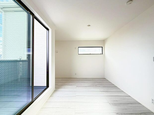 【リビング以外の居室】光が沢山取り込める大きな窓。日差しを長時間受ける事が出来る暖かいお部屋です。もちろんペアガラスなので、遮音性に優れ、結露も発生しにくい構造。サッシ周りのカビが発生しにくくなりますね。