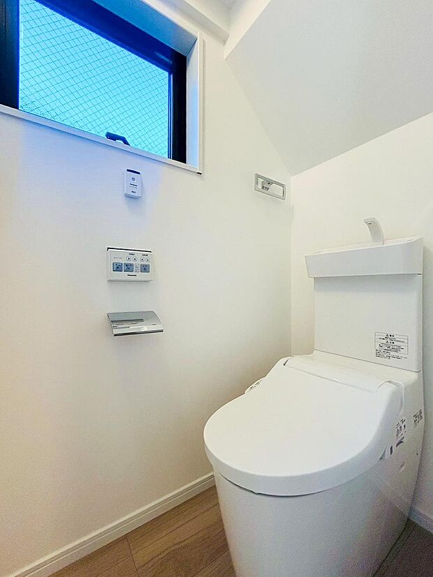 【トイレ】スッキリとしたデザインのトイレは明かり取りの窓からも光が取り込まれ日中は電気を消していてもご使用いただける明るさとなっております。