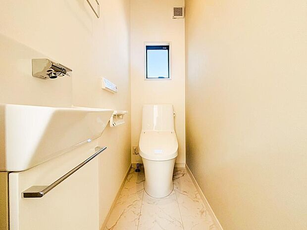 【トイレ】洗浄機能付き便座を標準装備。冬の寒い時期には暖房機能も活躍。快適にご利用いただけます。また、ペーパーホルダーの下の収納にはトイレットペーパーなど効率的に収納できます。