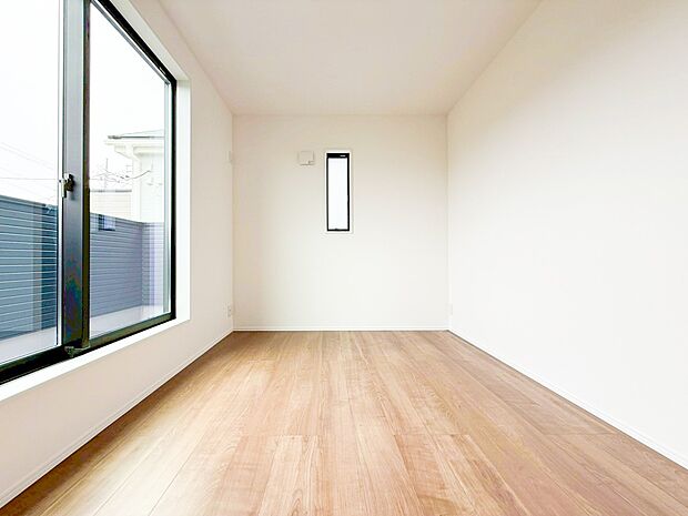 【その他内観】光が沢山取り込める大きな窓。日差しを長時間受ける事が出来る暖かいお部屋です。もちろんペアガラスなので、遮音性に優れ、結露も発生しにくい構造。サッシ周りのカビが発生しにくくなりますね。