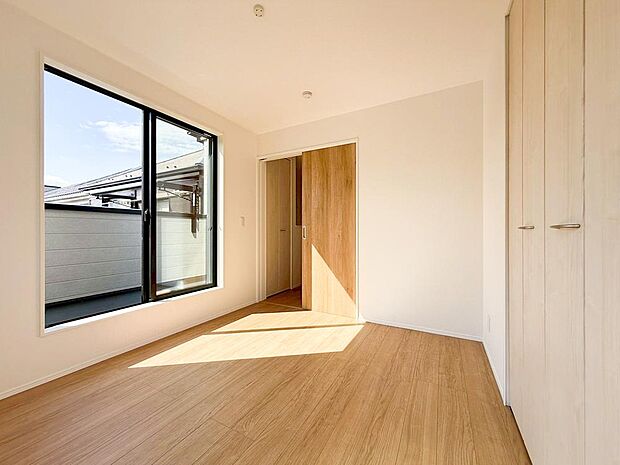 【リビング以外の居室】光が沢山取り込める大きな窓。日差しを長時間受ける事が出来る暖かいお部屋です。もちろんペアガラスなので、遮音性に優れ、結露も発生しにくい構造。サッシ周りのカビが発生しにくくなりますね。