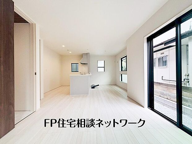 【リビング】大切なご家族が集まるLDKはこだわりたいですね!休日はおひさまの光をたっぷりと取りこめるリビングでゆったりと過ごしませんか?子供たちが元気に笑いながら走り回っている姿が目に浮かぶ空間です。