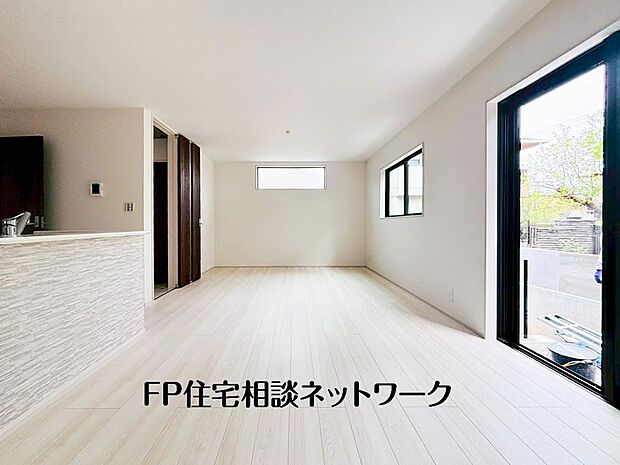 【リビング】オープンでのびやかな空間を生み出す、こだわりの広がりとゆとり。家族と過ごす時間を大切にしたい方にぴったりの明るくゆとりある住空間です。窓からの日差しがリビングの隅々までしっかりと届きます!