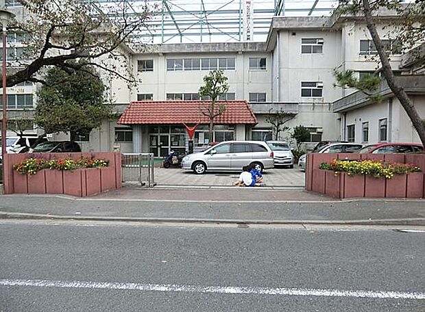 横浜市立万騎が原中学校(約1,900m)
