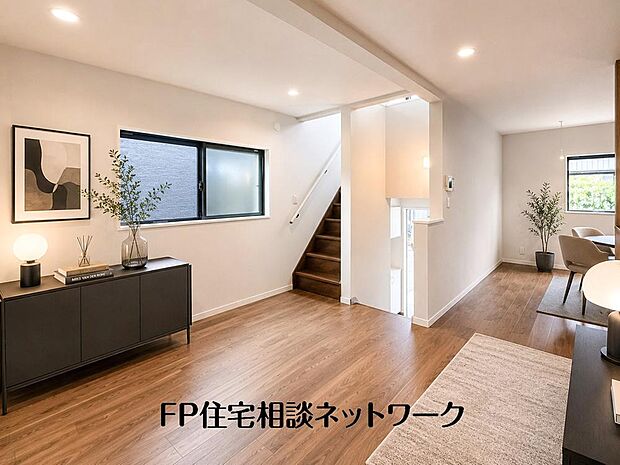 【リビング】家具の配置がしやすい広さを確保したこだわりの間取りです。（本画像はCGで作成しており、実際に現地に家具はおかれておりません。また価格に家具は含まれておりません。）