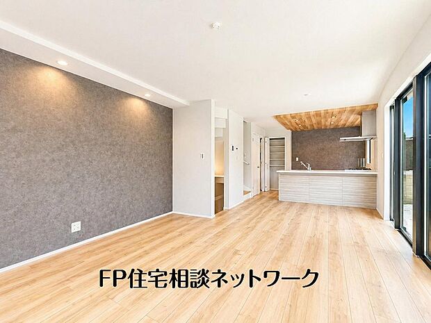【リビング】家族と過ごす時間を大切にする方にピッタリのゆとりの住空間です。お子様が元気に走り回っても安心して見守れます。家族の笑い声が今にも目に浮かびそうですね。