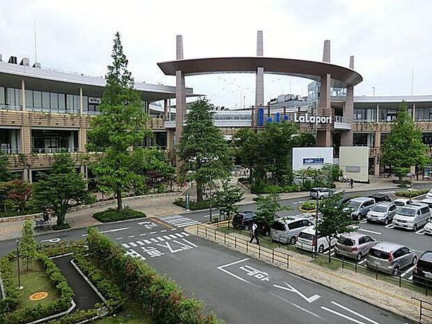 ららぽーと横浜(約1,500m・徒歩19分)