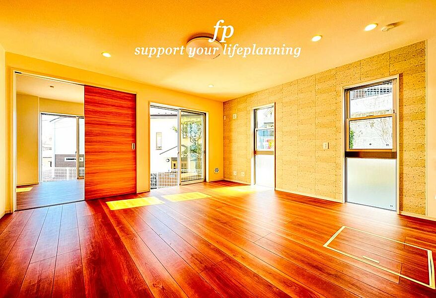 ご家族だんらんのスペースとなるリビング。家具の配置がしやすい広さを確保しつつ、窓が多い設計は色々な角度から光が取り込めるこだわりの間取りです。明るいリビングで寛ぐ新生活がスタートできます。