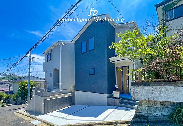 深く豊かな緑と爽快な青い空を感じる、まるで杜の中に暮らすような心地よさを存分に堪能いただける邸宅です。最高グレードの設備仕様を標準装備したデザイナーズ住宅が、便利で快適な新生活をお届けいたします。