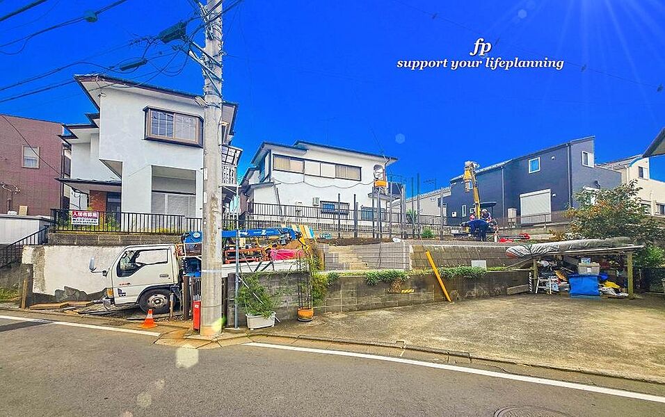 前面道路は閑静な住宅地をはしる車通りの少ない道路。お車の出し入れが苦手なママや小さなお子様にも安心ですね。しっかり舗装もされているので、ベビーカーや自転車で通っても快適に通行できます。