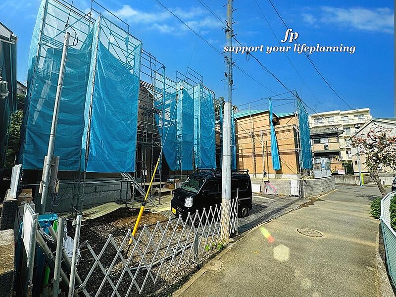 第一種低層住居専用地域の良好な住環境が保たれたエリア。低層の一戸建てを中心とした街並みが整然と続き、周辺は高い建物が建っていないので、採光や開放性に恵まれ、空が広く緑の多い閑静な趣を感じる環境です。