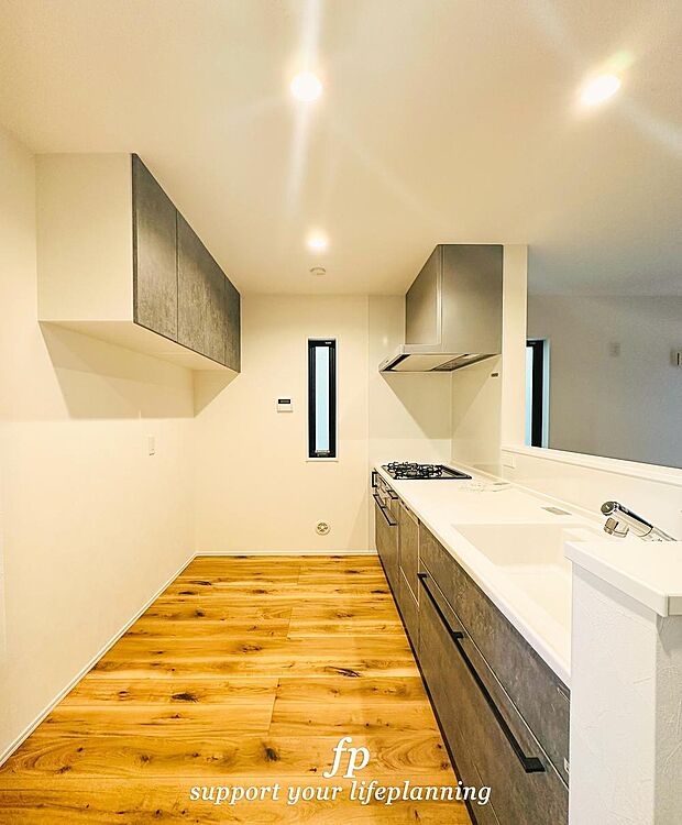 【キッチン】新しいキッチンは食事の支度が捗ります。お手伝いをしてくれるお子様と並びながら準備や片付けが出来るキッチンは、ご家族のコミュニケーションを育む場として活躍します。何気ない時間ですが、大切にしたいですね。