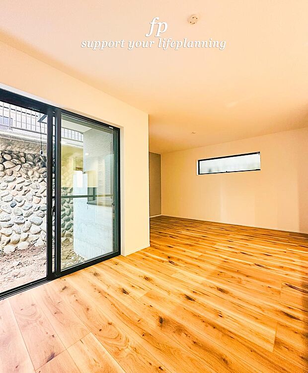 【リビング】ＬＤＫのメインとなる大きな窓。通常サイズより大きめの開口部から暖かい日差しが長い時間射し込みます。天気の良い日は是非窓を開けて風通しの良さもご体感下さい。明るいＬＤＫがご家族団欒の時を包みます。