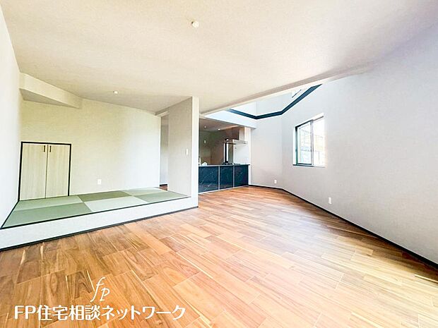 【A棟】リビングに隣接した和室があります。小さいお子様が遊ぶ場としてちょうどよいかもしれません。洗濯物をたたんだり、お昼寝をしたり、多用途にお使いいただけます。