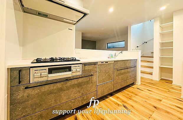 リビングを見渡せるカウンターキッチンでお子様の様子を伺いながら食事の支度が出来ます。最近はリビングで勉強するお子様も増えてきているようです。家族の気配を感じられる、そんな空間を演出できるキッチンです。