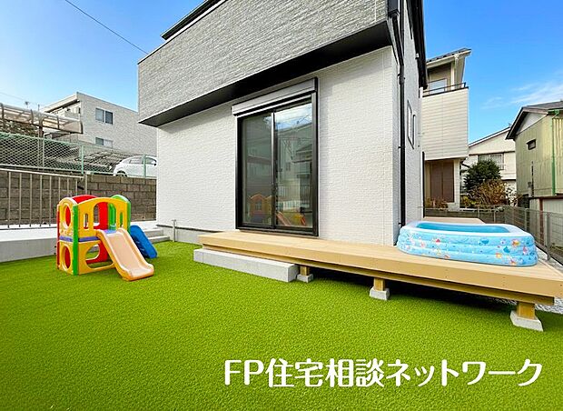 プライベート空間になるお庭は、ご家族の団らんの場として最適なスペース。夏場にはご家族やご友人を招待してのＢＢＱやお子様の水遊びも楽しめますね！家族の思い出作りの場として活躍しそうです。（芝、遊具、ウッ