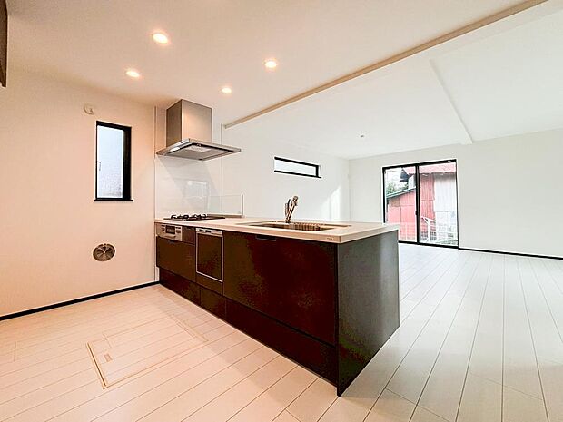 リビングを見渡せる対面式キッチンは、ご家族との会話もできて毎日のお料理が楽しくなります。リビングで遊ぶお子様にも目が届くので安心して家事が出来ますね。