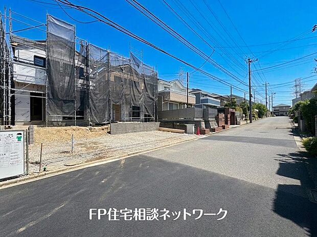前面道路は車通りの少ない道路。段差もなくお車の出し入れが苦手な方も駐車しやすそうです。