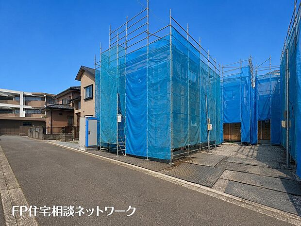幅約4.5ｍの道路に面しています。敷地との高低差もなく車庫からすぐ道路に出られます。