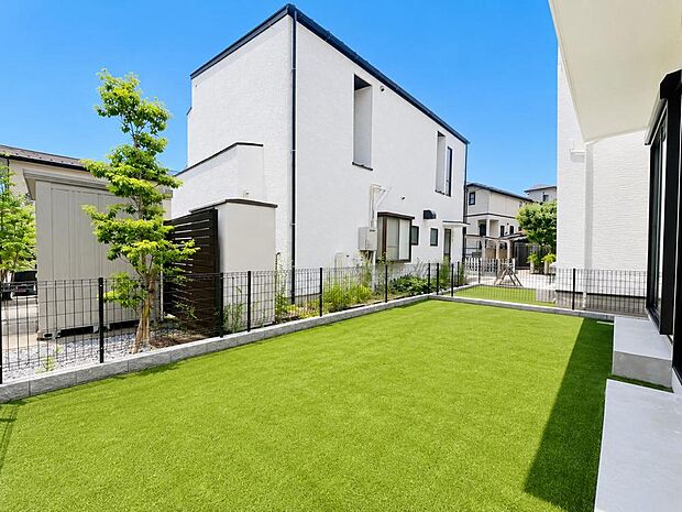 暮らしに潤いと癒しをもたらすお庭があります。夏にはお子様のプールやバーベキューなども楽しめます♪