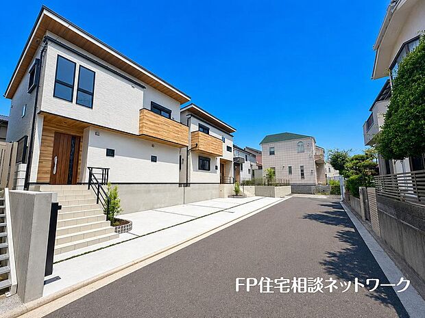 前面道路は車通りの少ない道路。段差もなくお車の出し入れが苦手な方も駐車しやすそうです♪
