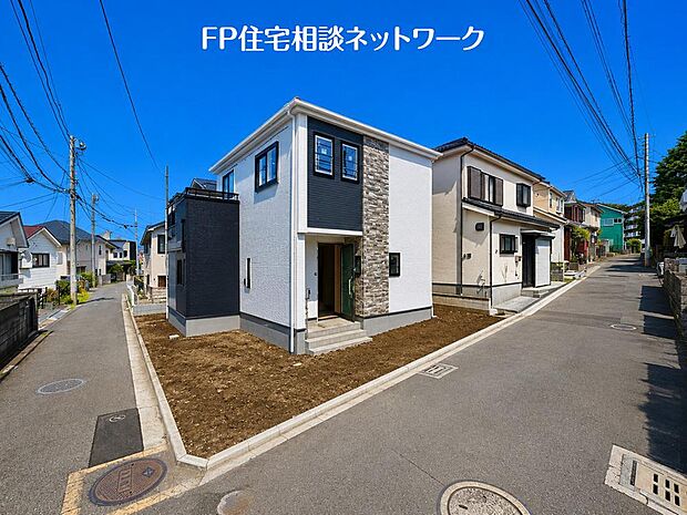 日当たりが良く開放感のある角地です。 2方向から光や風を取り込める、明るく快適な住まいが実現しました！