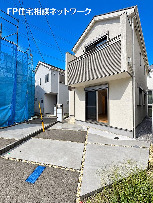 第一種低層住居専用地域の良好な住環境が保たれたエリア。低層の一戸建てを中心とした街並みが整然と続き、周辺は高い建物が建っていないので、採光や開放性に恵まれています♪
