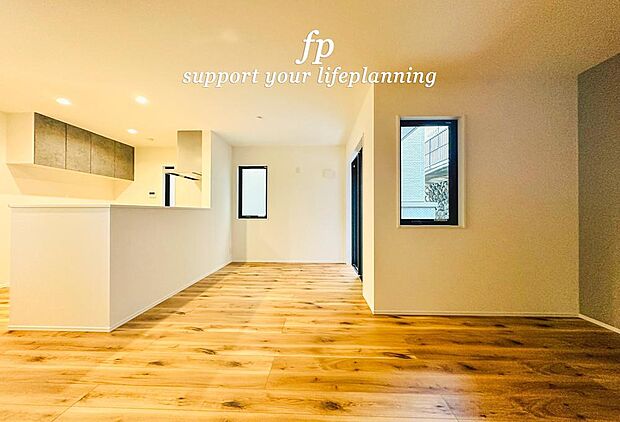 【リビング】約15帖の広々LDK。導線もしっかりと取れており、ダイニングテーブルやソファー、ローテーブル等の家具もしっかりと配置できます。ゆったりとした広さの空間でご家族だんらんの時間をお過ごしください。