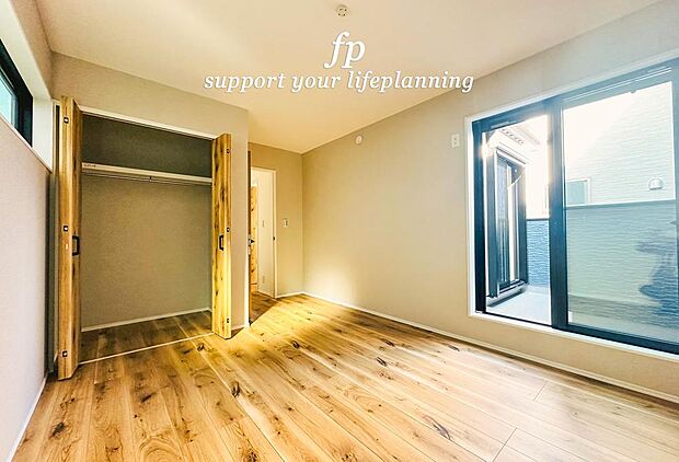 【リビング以外の居室】光が取り込みやすい2面採光の居室。日当たり良好です。しっかりとした大きさのクローゼットを完備し、収納スペースも十分。お子様にとって初めての「自分の部屋」。学習デスクやベッドの配置もラクラクです。