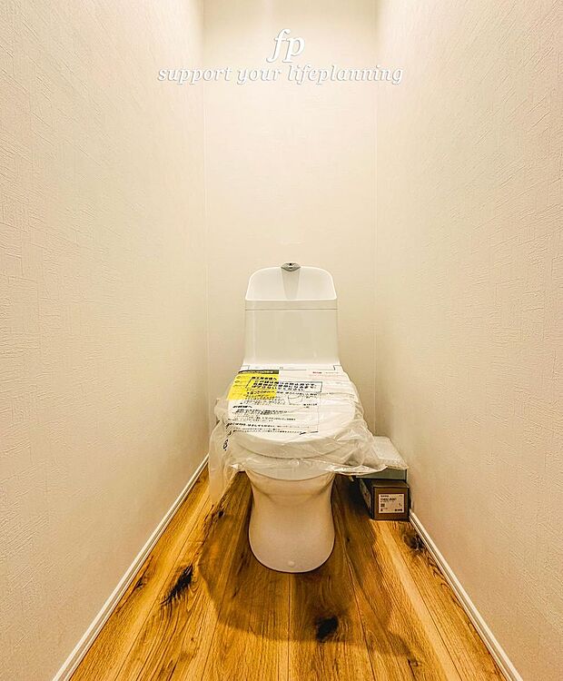 【トイレ】洗浄のための水を貯めておくタンクが省スペース型のトイレ。一般的なタンク式のトイレと比べると、圧迫感のない、すっきりとしたデザインとなります。また、タンクが小さい分、床の拭き掃除もしやすいです。