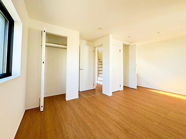 【リビング以外の居室】9.44帖の広いお部屋としても使えるだけでなく、リフォームで壁を設ければ、4.4帖と5.04帖の洋室に分けることがでます。家族の成長に合わせて様々な使い方が出来そうです。