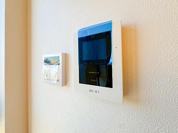【TVモニター付きインターホン】ＴＶモニタ付インターホンでセキュリティ面にも配慮。来客を確認できるだけでなく、録画機能で留守中の来訪者の確認ができます！学校から帰ったお子様のお留守番にも安心なセキュリティ設備ですね。