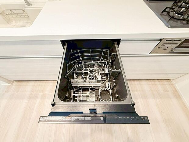 【食洗機】食器洗乾燥機付きで家族の食器もピカピカ。後片付けもラクラクこなせて、環境にもママの手にも優しい設備です。システムキッチン内に納まっているので、お料理の邪魔にもならずスッキリ快適にご利用いただけます。