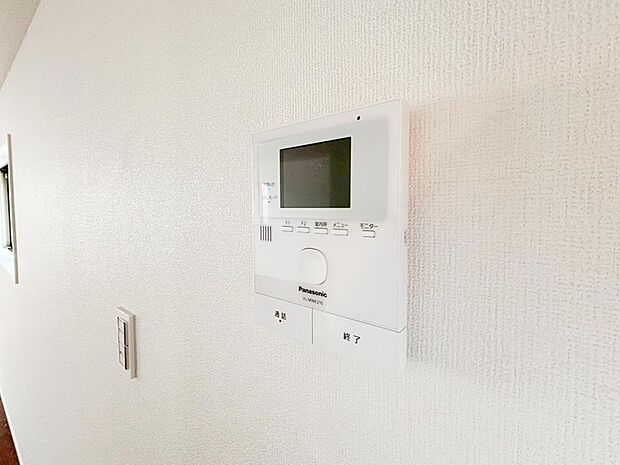 【TVモニター付きインターホン】TVモニタ付インターホンでセキュリティ面にも配慮。来客を確認できるだけでなく、録画機能で留守中の来訪者の確認ができます!学校から帰ったお子様のお留守番にも安心なセキュリティ設備ですね。