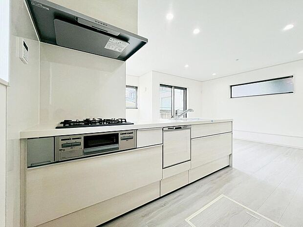 【キッチン】リビングを見渡せる対面式キッチンは、ご家族との会話もできて毎日のお料理が楽しくなります。リビングで遊ぶお子様にも目が届くので安心して家事が出来ますね。