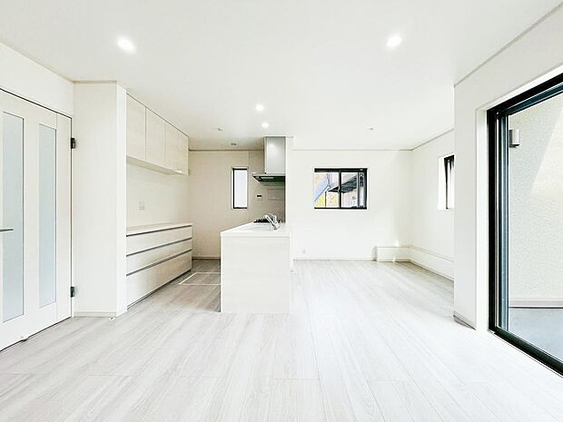 【リビング】家族と過ごす時間を大切にしたい方にぴったりのゆとりある住空間です。窓からの日差しがリビングの隅々までしっかりと届きます。