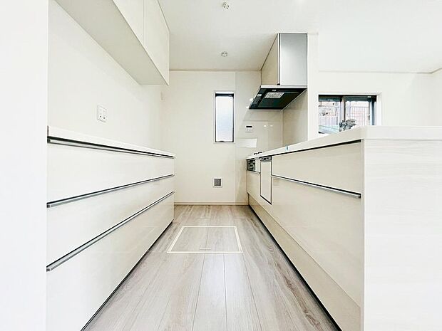 【キッチン】背面にカップボードが備え付けされています。システムキッチンと一体感あるカラーで見た目もgood。たまにしか使わない調理家電の収納に重宝します。