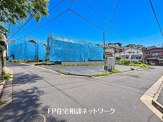 【前面道路含む現地写真】前面は分譲地専用に通した4.5メートル幅の道路。通り抜けが出来なくなっておりますので、他の車は進入してきません。運転が苦手な方でも落ちいて車庫入れ可能です♪