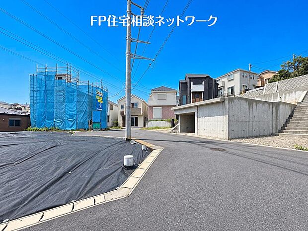 【前面道路含む現地写真】多棟現場ですのでお子様の友達作りやご近所付き合いがしやすい環境です♪