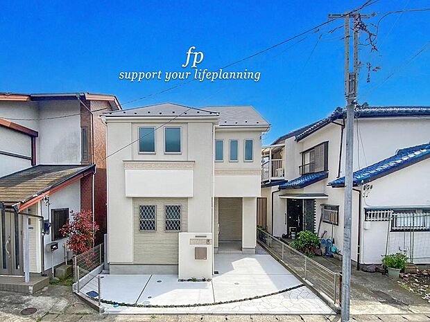 ◇外観◇  深く豊かな緑と爽快な青い空を感じるまさに横浜に暮らす心地よさを存分に堪能いただける邸宅です。グレードの高い設備仕様が標準装備のデザイン住宅で快適で便利な生活をお送り頂けます。