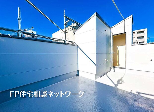 約6.5Jの広さを確保した開放感あふれるルーフバルコニー。青空の下でのくつろぎや、お子様のプール遊びなど、多彩な使い方が楽しめます。