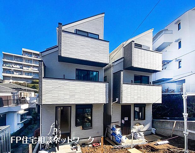 ≪類似外観同仕様≫ 施工例のため分譲中の建物とは、外壁、屋根開口部等の形状・仕様が異なります。