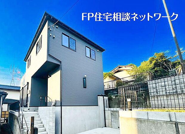 ≪類似外観同仕様≫ 施工例のため分譲中の建物とは、外壁、屋根開口部等の形状・仕様が異なります。