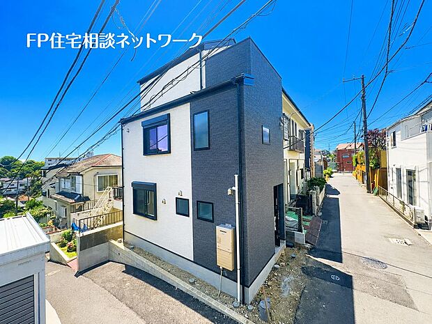 ≪類似外観同仕様≫ 施工例のため分譲中の建物とは、外壁、屋根開口部等の形状・仕様が異なります。