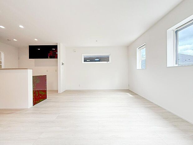 【リビング】◇リビング・ダイニング◇  リビングとダイニングは各スペースがしっかりと確保され、かつ一体感のある空間に。家具の配置もしやすい間取り設計です。キッチンは対面式採用でご家族の会話も弾みます。