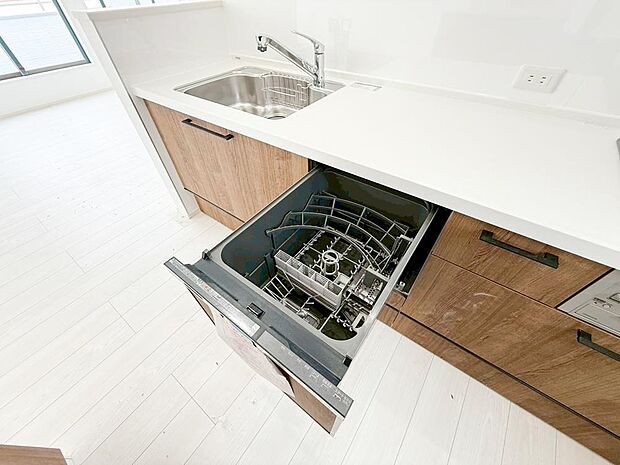 【非公開】【食洗機】あったらいいなの代表的な設備である食洗機。ビルトイン型なので、おさまりもよく、使い勝手も良好です。料理をするのは好きだけど、後片付けは苦手な方に重宝します。洗う手間がないので、時間を有効に使