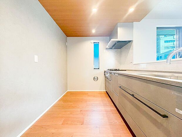 【キッチン】◇キッチン◇ リビングで遊ぶお子様を見守りながらお料理が出来る対面式カウンターキッチンは料理をしながらでもご家族との会話を楽しめます!大切なご家族をいつも身近に感じられ毎日のお料理も楽しくなりますね