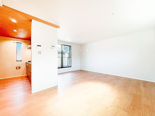 【キッチン】◇キッチン◇ 対面式のカウンターキッチンは、出来上がったお料理をカウンターに並べてお子様が運ぶなど、お手伝いの時間も増えそうですね!家族と会話をしながら料理を楽しめ一体感を感じられるキッチン。